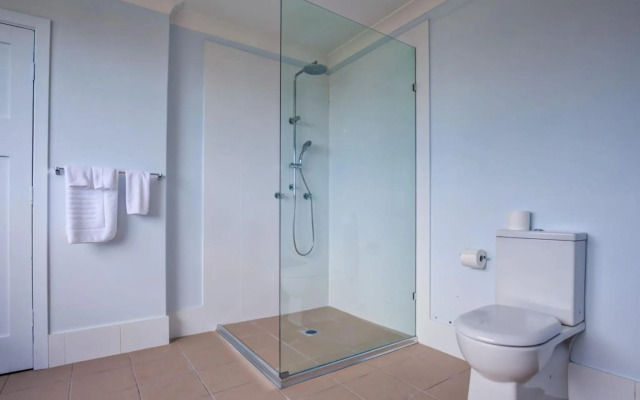 KITESURFER Gerroa 4pm checkout on Sundays