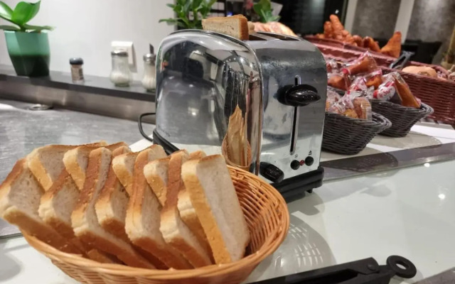 Brit Hotel La Bonne Etape