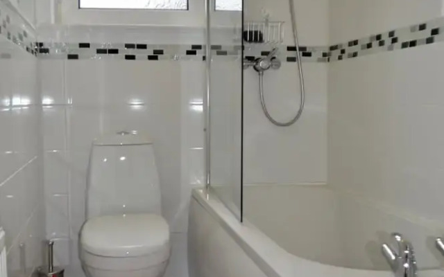 Spacious 2 Bedroom Apartment Near Holyrood Park