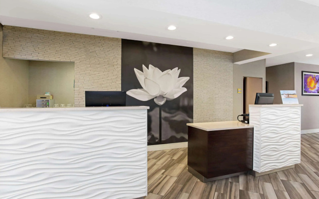 La Quinta Inn & Suites by Wyndham Orlando Airport - Image 2