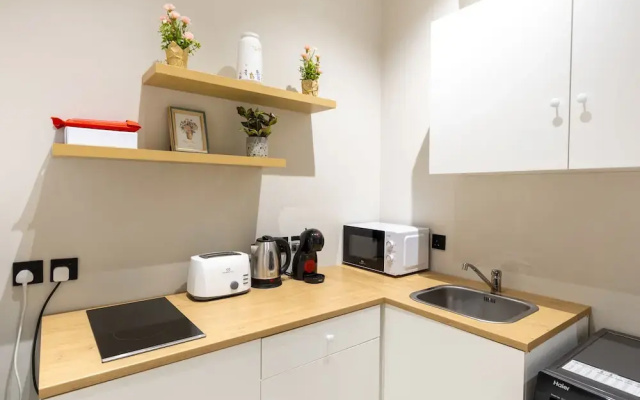 Vibrant Two BR With Shared Garden in Almadinah