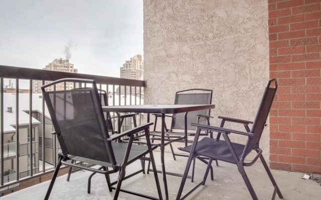 Stylish and Cozy Eau Claire 2BR With Gym Coffee