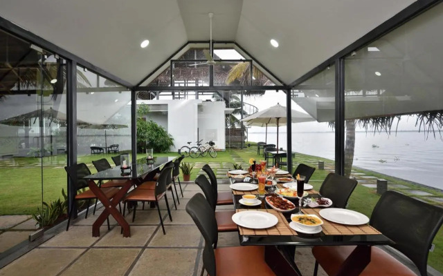 Rain Dance HouseBoat