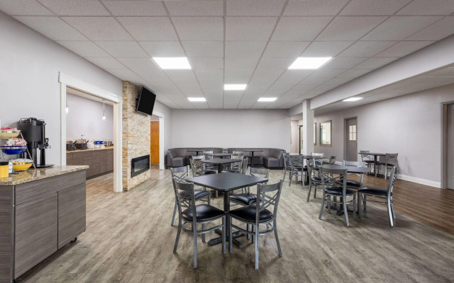 Days Inn and Suites by Wyndham Hammond, IN