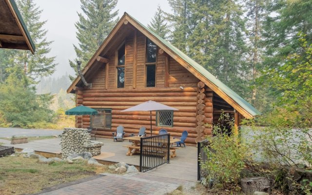 Soaring Pines Lodge 1 Bedroom Home by NW Comfy Cabins by RedAwning