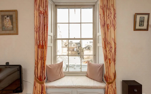 Silver Lining - Mile Apartments