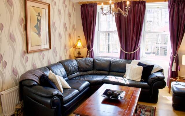 2 Bedroom Central Edinburgh Flat