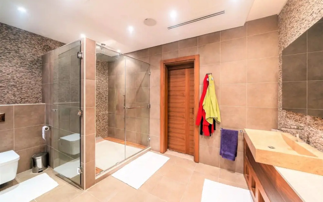 Ultimate Luxury sea front villa with private pool Palm Jumeirah