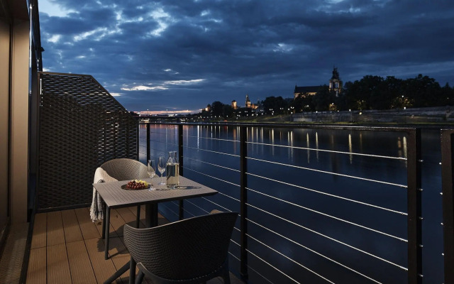 New Port Hotel