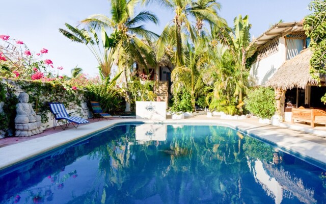 Nuestra Casa-Sai (Pet Friendly Hotel & Beach Club)