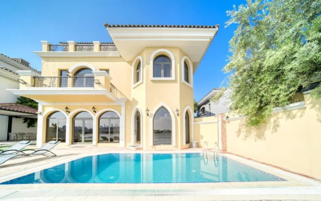Exclusive 6BR Palm Villa w Private Pool and Beach