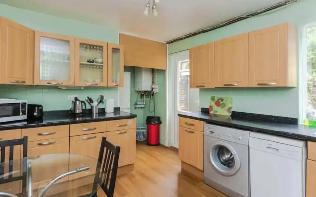 Homely 3 Bedroom House With a Garden