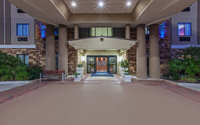 Holiday Inn Express & Suites Cleveland