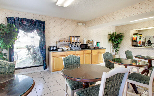 Econo Lodge Pearl