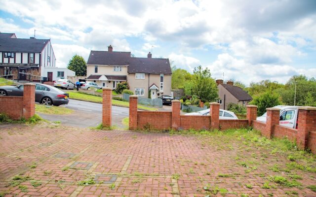 Immaculate 3-bed House in Dudley