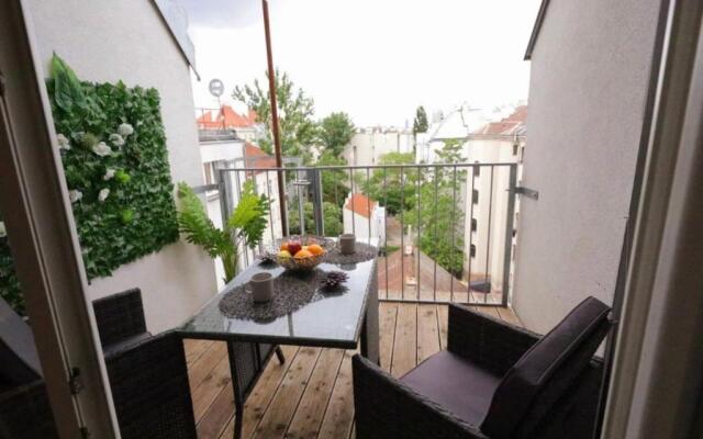 Sunny & cozy Penthouse with Balcony DG5