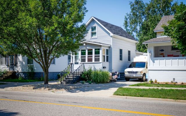 Grand Haven Getaway < 1 Mi to Lake Michigan!