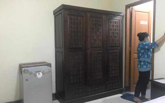 OYO 90094 Gayatri Residence