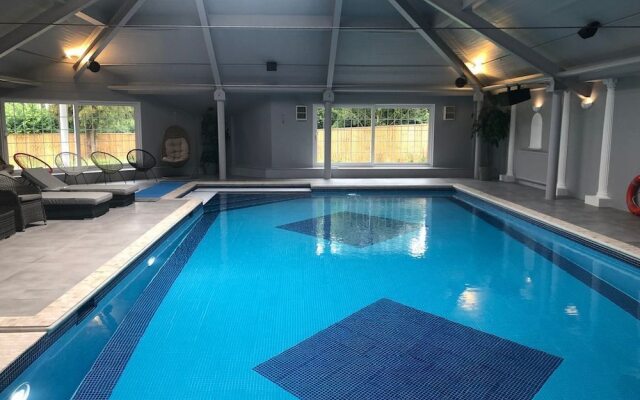 Beautiful Family Home With 42ft Pool & Cinema Room