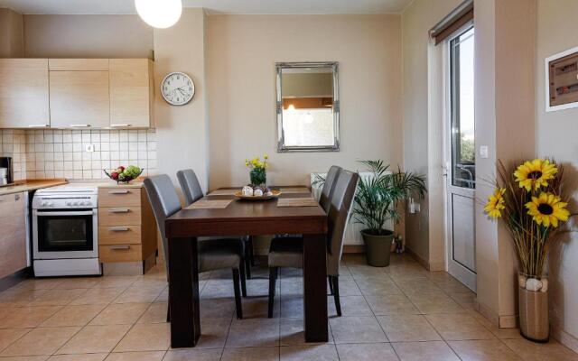 Villa Evie's -Spacious -4 apt'ς -with heated pool