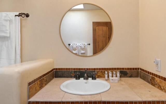 Casa Nona - Pristine Home in the Railyard District, Walk to The Plaza