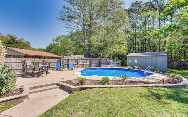 Charming Pensacola Home w/ Screened Lanai & Grill!