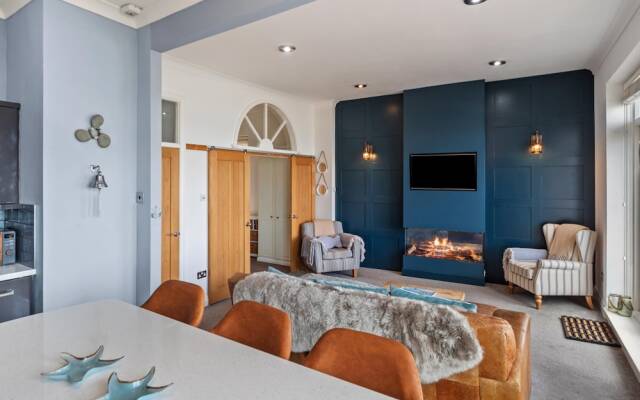 Royal Victoria Court 11 - Sea and Harbour Views