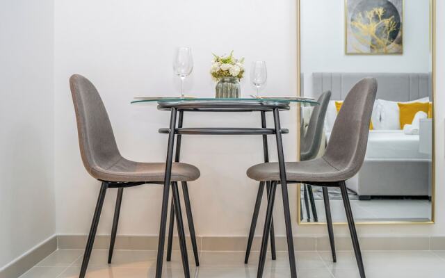 Tanin - Sleek Studio Offering Unobstructed City Views