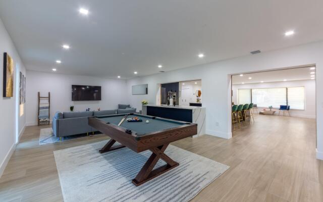 Cozy New Villa w/Cool Cabana+Fire Pit & Games