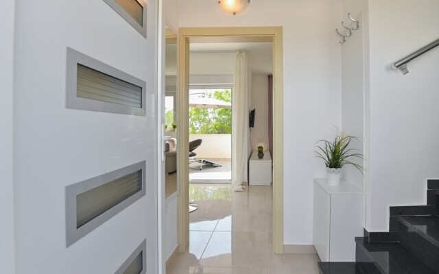 Sunny apartment with a Private Pool