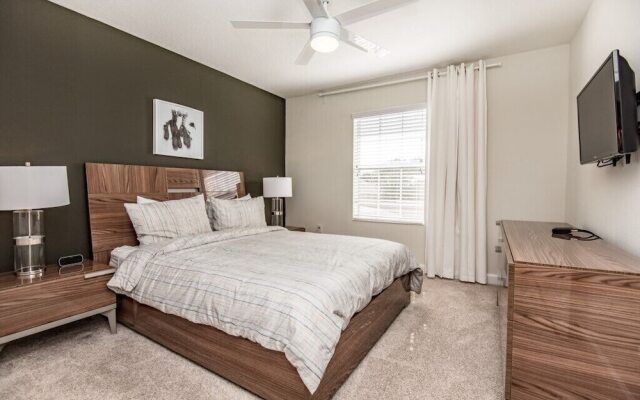 4 Bedroom 3 Bathroom Townhome w Pool