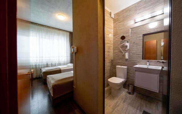 Areo Hotel & Restaurant