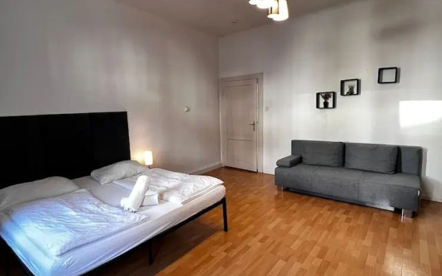 Pleasant 2BR Apt Near U6 Schöpfwerk