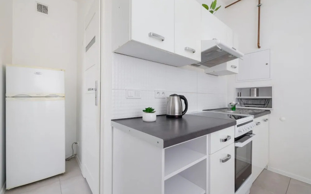 Cozy Apartment Aleja Kijowska by Renters