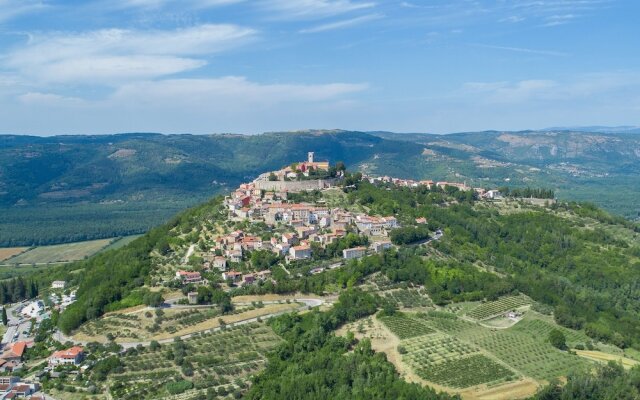 Lavish Villa in Vabriga With Picturesque Views & Pool