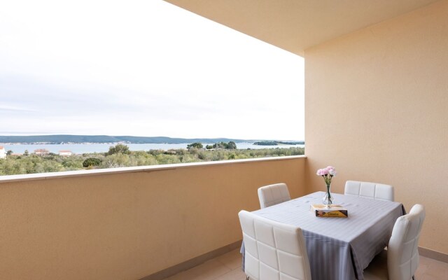 Simplistic Apartment in Neviđane near Sea