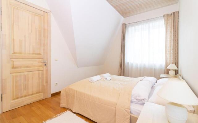 -V66- Apartment, By Cohost