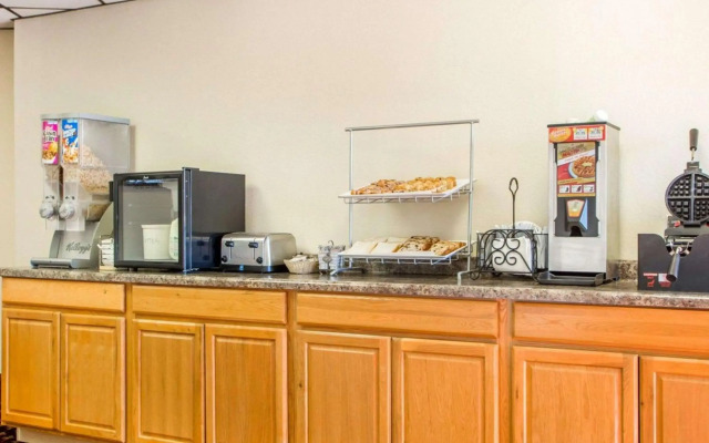 Econo Lodge Inn and Suites Stevens Point