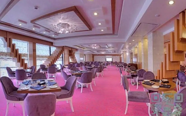 Royal Hotel Darvishi