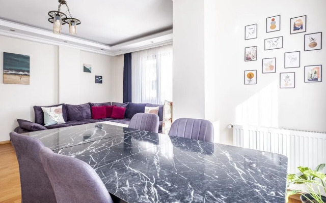 Flat in Maltepe With Balcony Near Shopping Malls