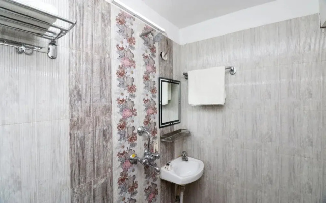 OYO 18682 Hotel Roshan