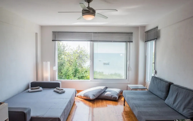 halu! Modern & Cozy Seafront Villa