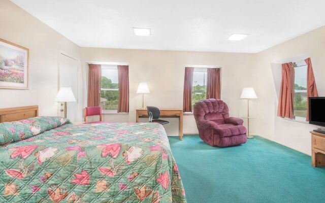 Knights Inn New Philadelphia