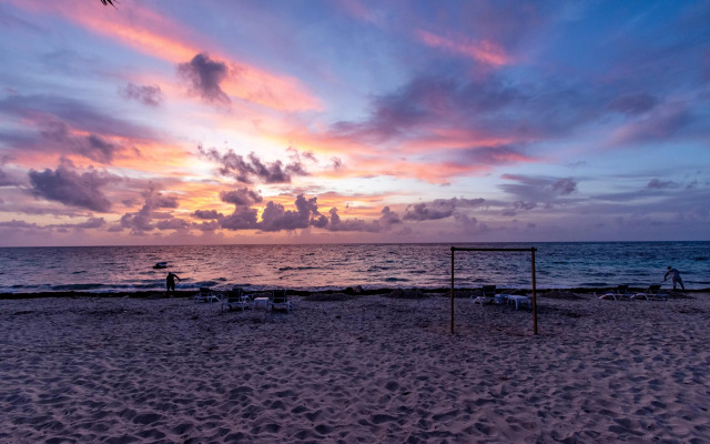 Hotel San Luis Beach House by oxoHotel