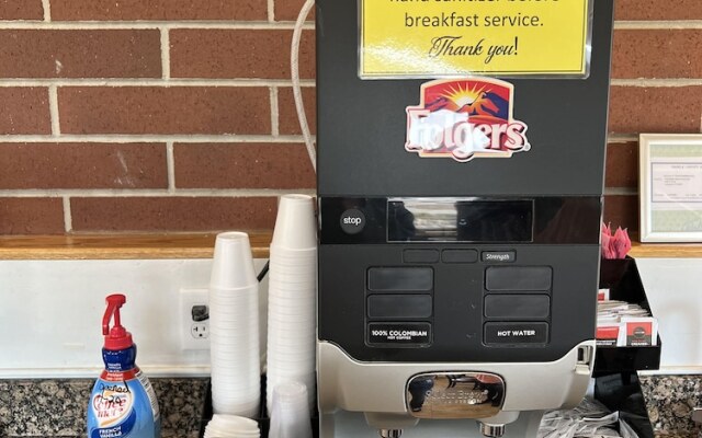 Days Inn by Wyndham Lake Point