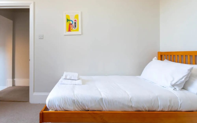 Spacious and Bright 2 Bedroom Flat in Kentish Town