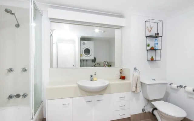 Modern 2 Bedroom River View Apartment in Docklands