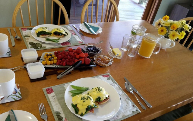 Eagle's Roost Farmstay B&B