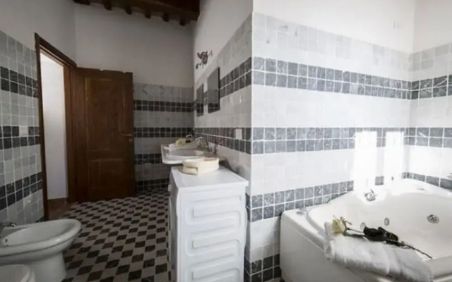 Charming Apartment in Ascoli Piceno Near Village