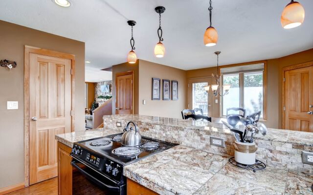 3bdr Condo-master Fireplace, Upgraded Kitchen, Kids Ski Free 3 Bedroom Condo by RedAwning